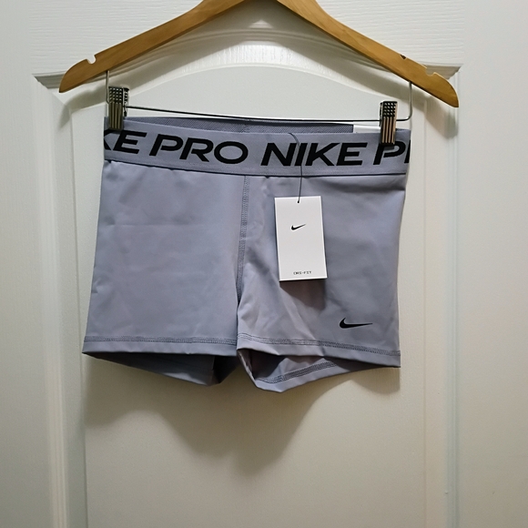 🖤NWT!! Nike Pro 3" Women's Training Shorts (Grey & Black) SZ. Medium - Picture 3 of 7
